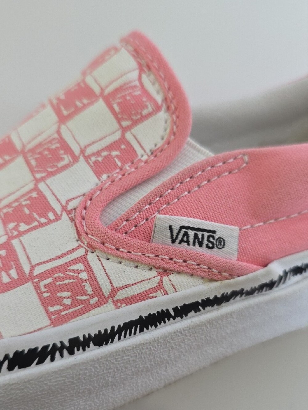 VANS OFF THE WALL(5) Pink and White Checker Slip-On Sneakers - Picture 4 of 9